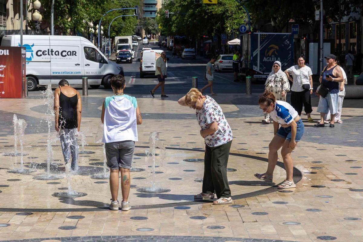 Así se refugia Alicante del calor tras superar los 40 grados en plena ola extrema Así se refugia Alicante del calor tras superar los 40 grados en plena ola extrema