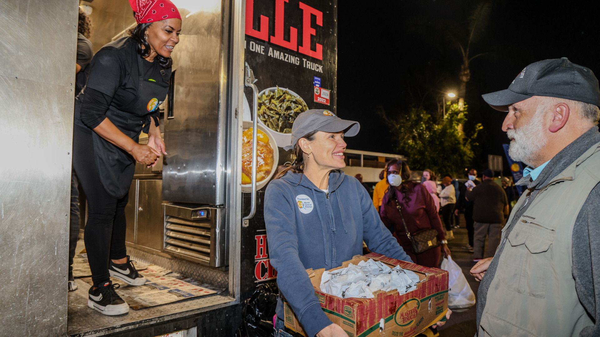 El chef José Andrés y la actriz Jennifer Garner entregando comida de su ONG