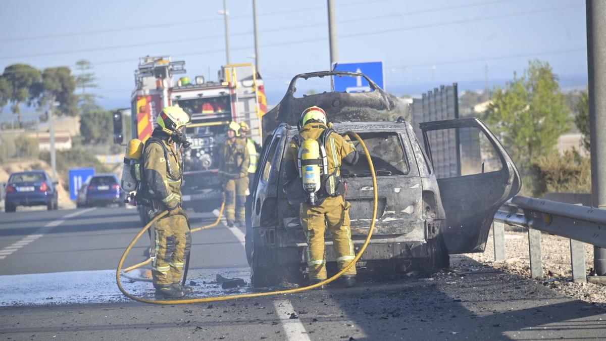 Bomberos extinguen el incendio del coche en Elche