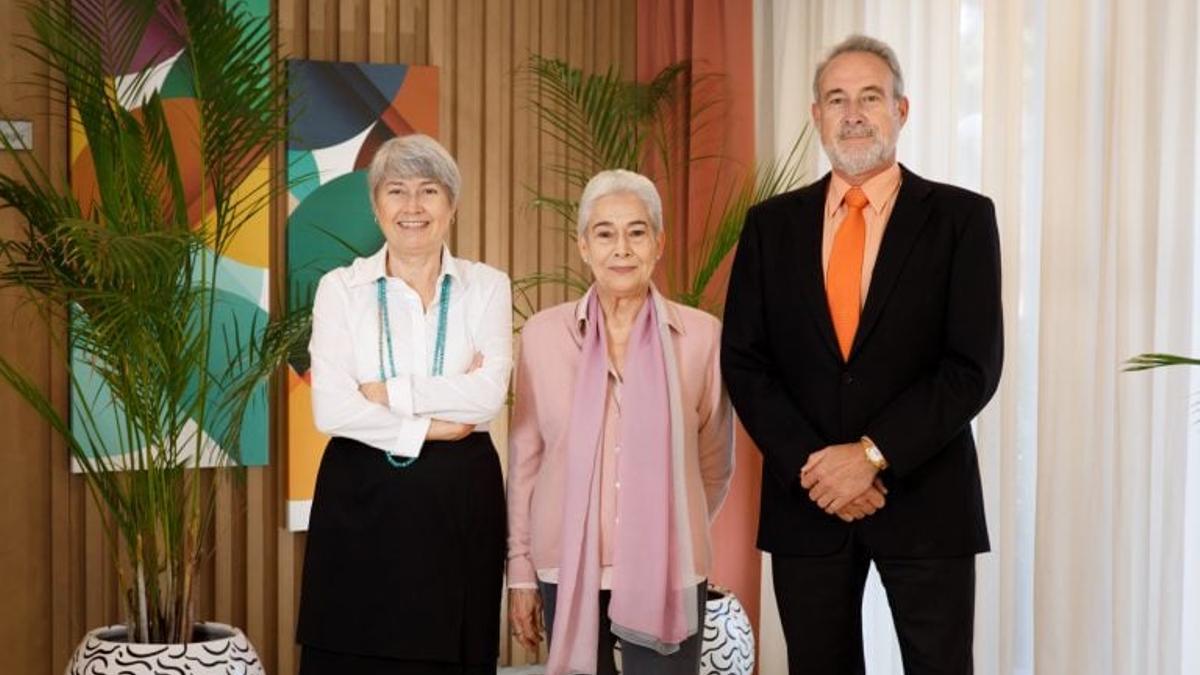 Carmen Riu y Luis Riu, consejeros delegados de RIU, con su madre, Pilar Güell.