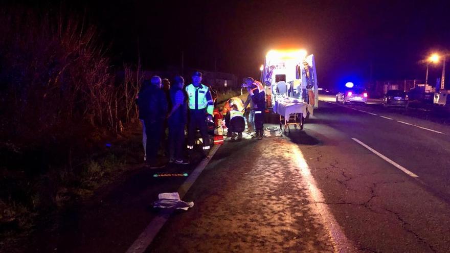 Los servicios de emergencia en el lugar del accidente. // G.C.