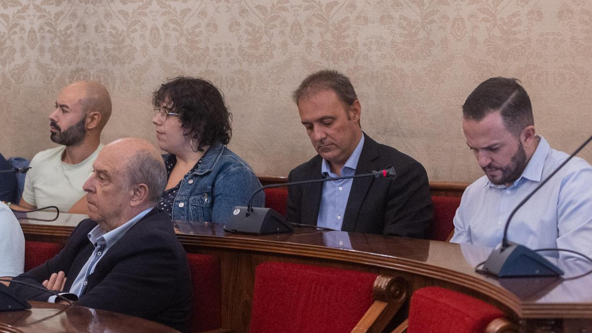 Los cuatro concejales actuales de Compromis y de la coalición Podemos-EU en el Ayuntamiento de Alicante. Abajo el socialista Marín