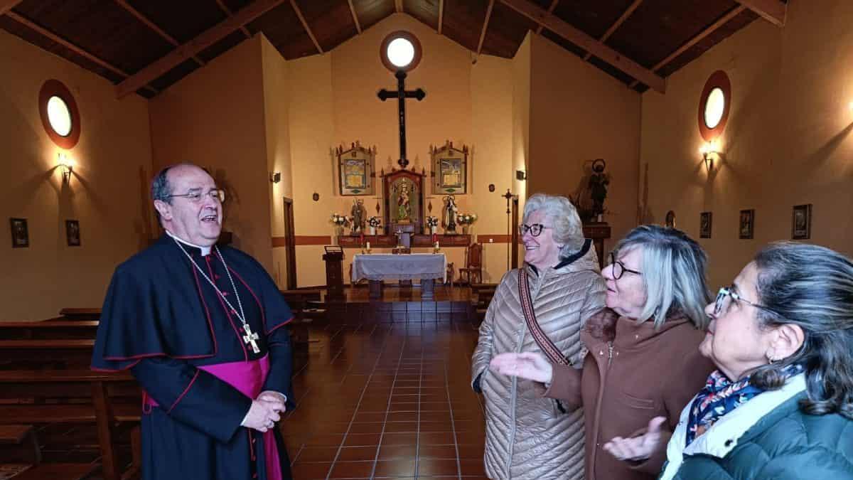 El obispo de la diócesis de Coria-Cáceres, Jesús Pulido, en una visita pastoral.