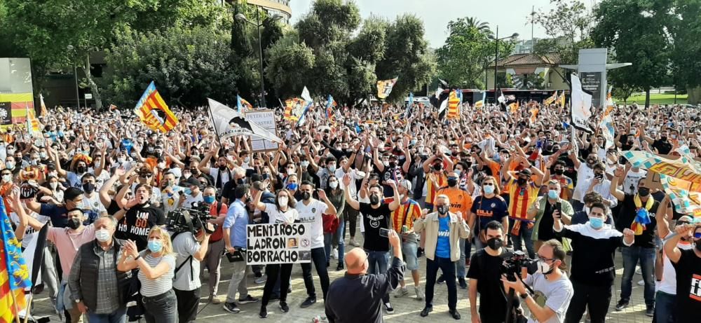 Manifestación de la Afición del Valencia contra Peter Lim