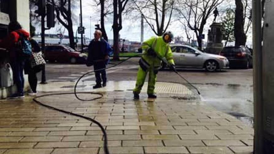 Avilés acicala sus calles para la llegada de los meses cálidos