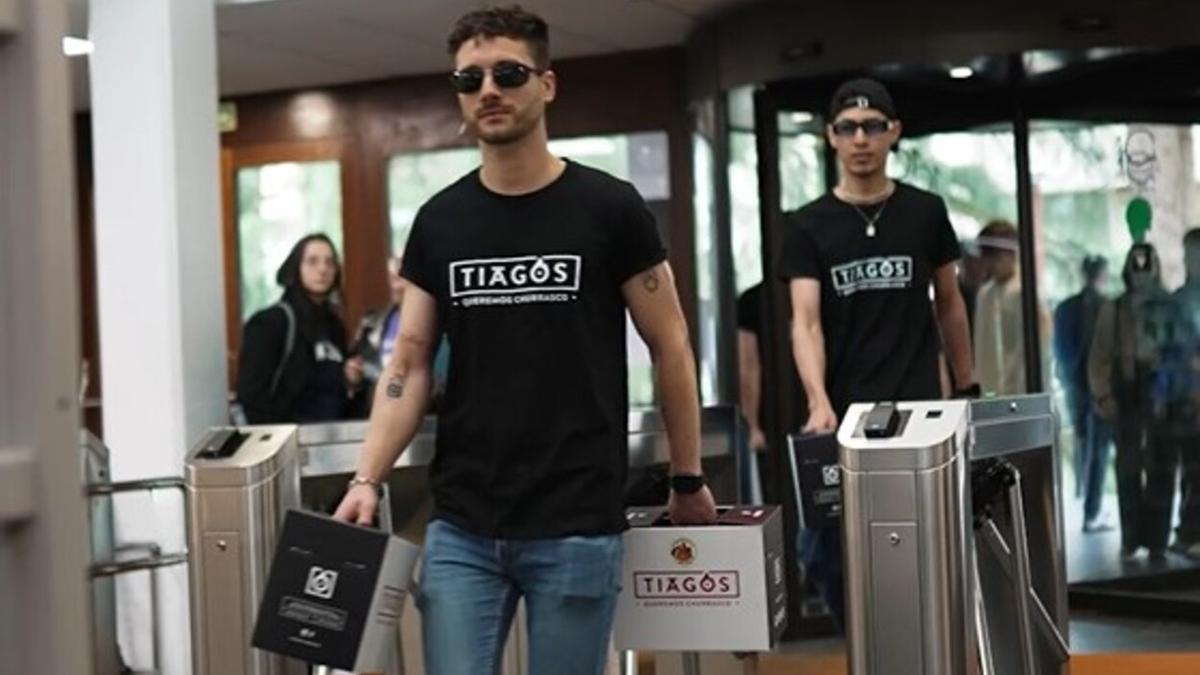 Trabajadores de Tiagos Churrasco entrando en la Biblioteca Concepción Arenal de la USC