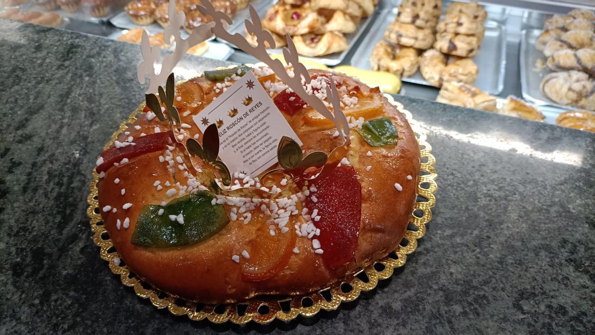 Un roscón de Reyes elaborado por repostería Casino.
