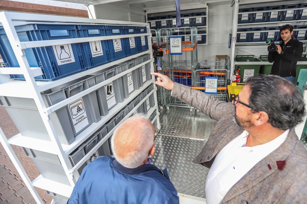 La instalación recorrerá los 27 municipios de la Vega Baja desde el 10 de diciembre para recoger residuos que habitualmente no se reciclan en los contenedores convencionales, desde memorias USB, hasta