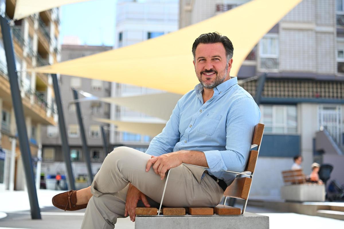 El alcalde, en la plaza de los Pisos Azules de Elche.