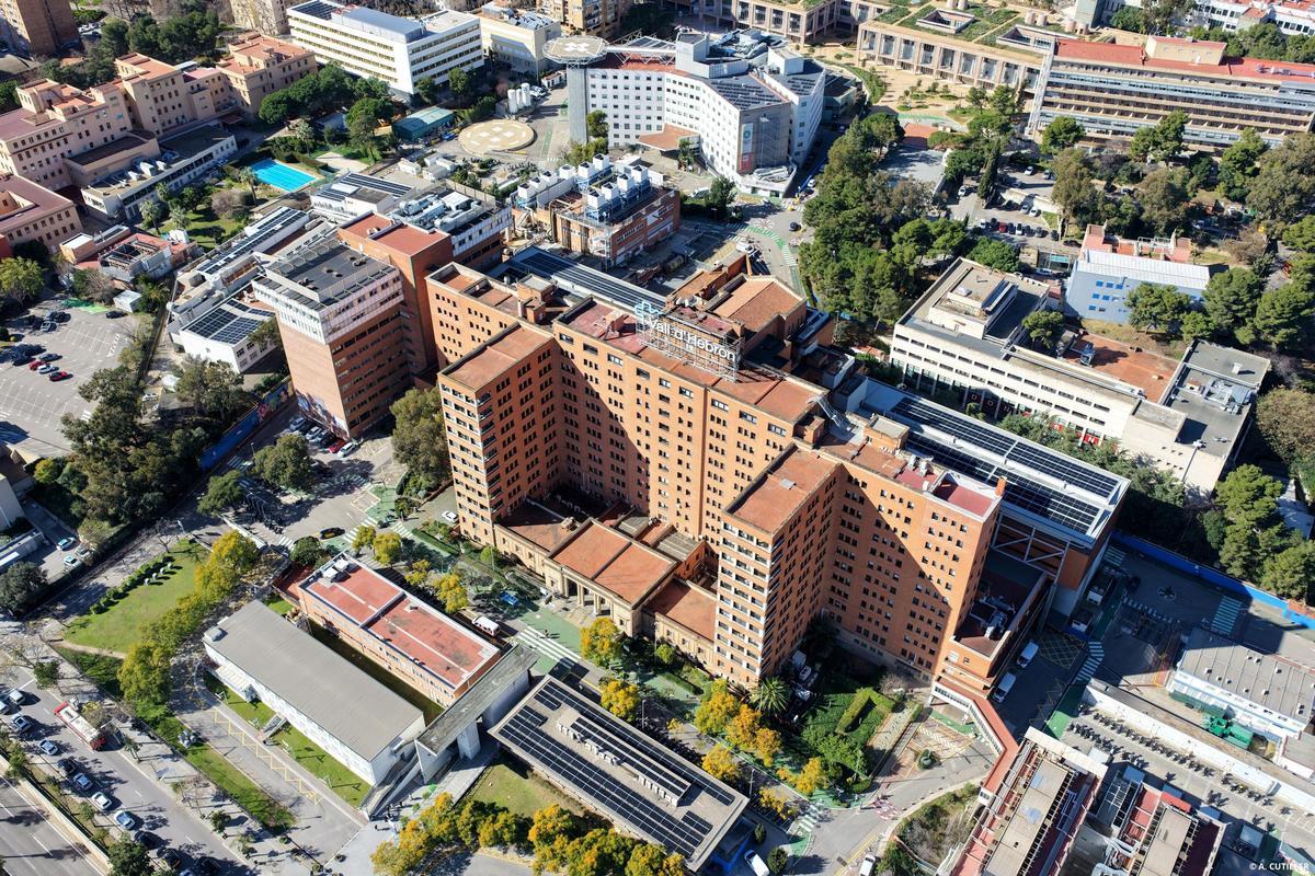 Las placas fotovoltaicas en el tejado de Vall dHebron.