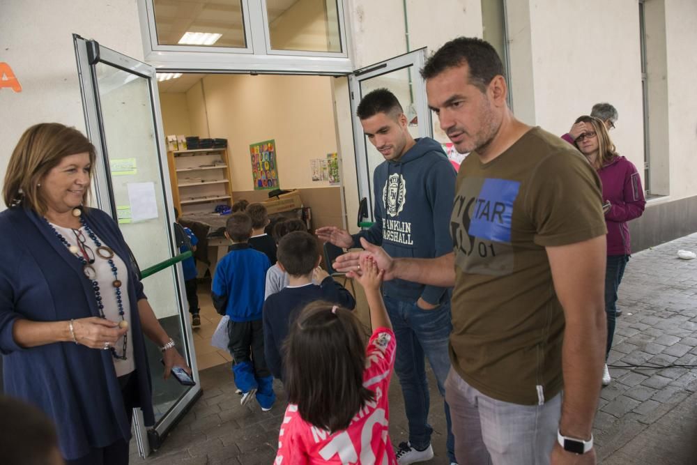 Los jugadores del Real Oviedo, Esteban y Diegui, visitan el colegio de La Corredoria 2