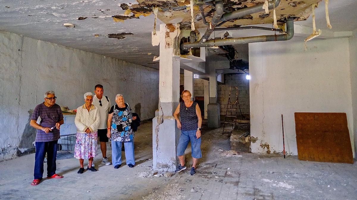 Los vecinos junto a uno de los pilares afectados.