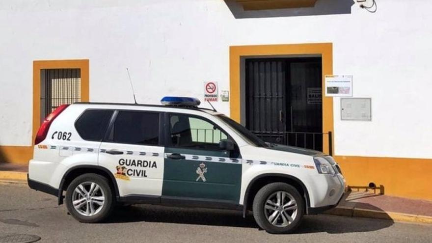 Un coche de la Guardia Civil, en el Ayuntamiento de Almendral.