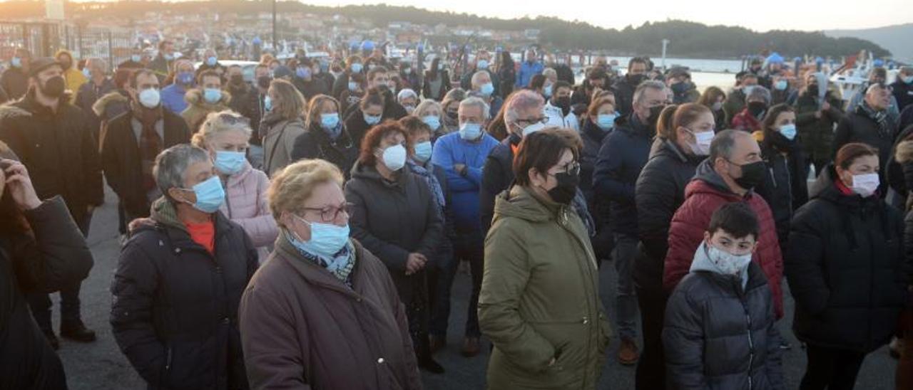 Unas 250 personas se concentraron ayer en la dársena de O Aguiúncho ante la parcela que ocupará la futura nave.