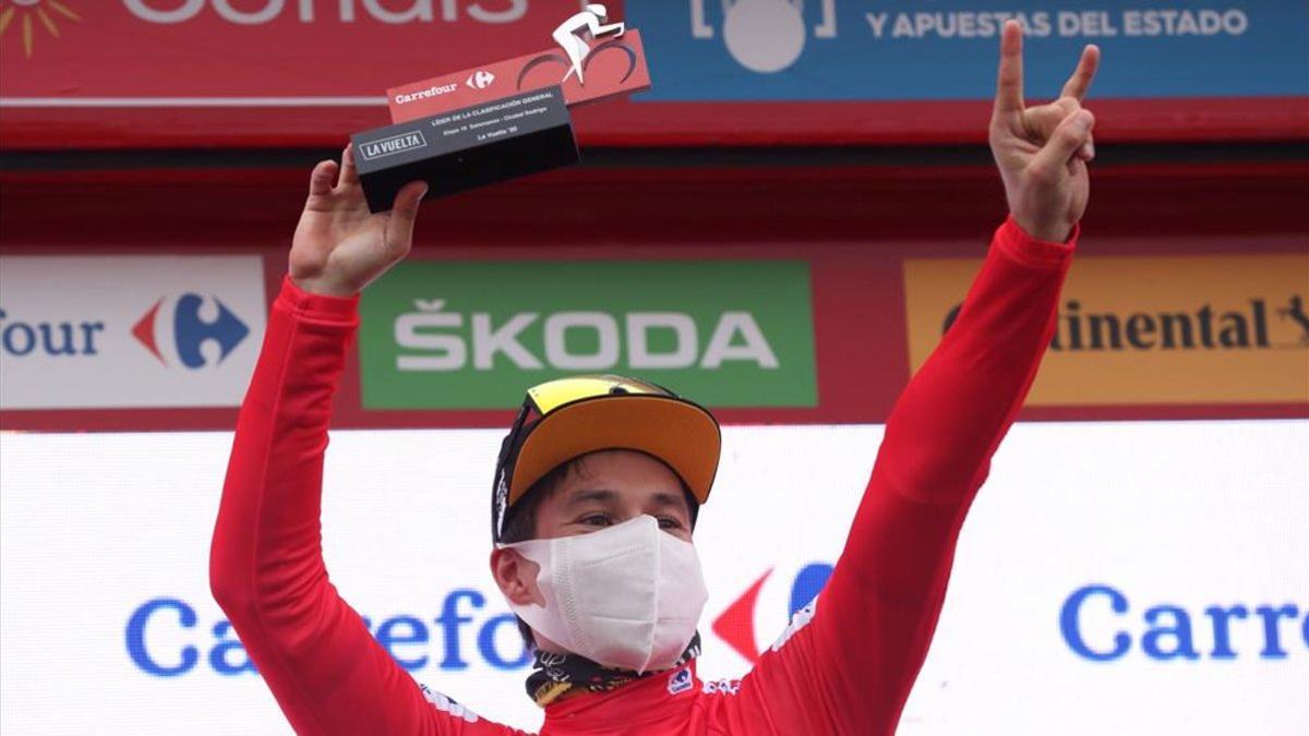 Roglic con el ersey rojo de líder en el podio de Ciudad Rodrigo