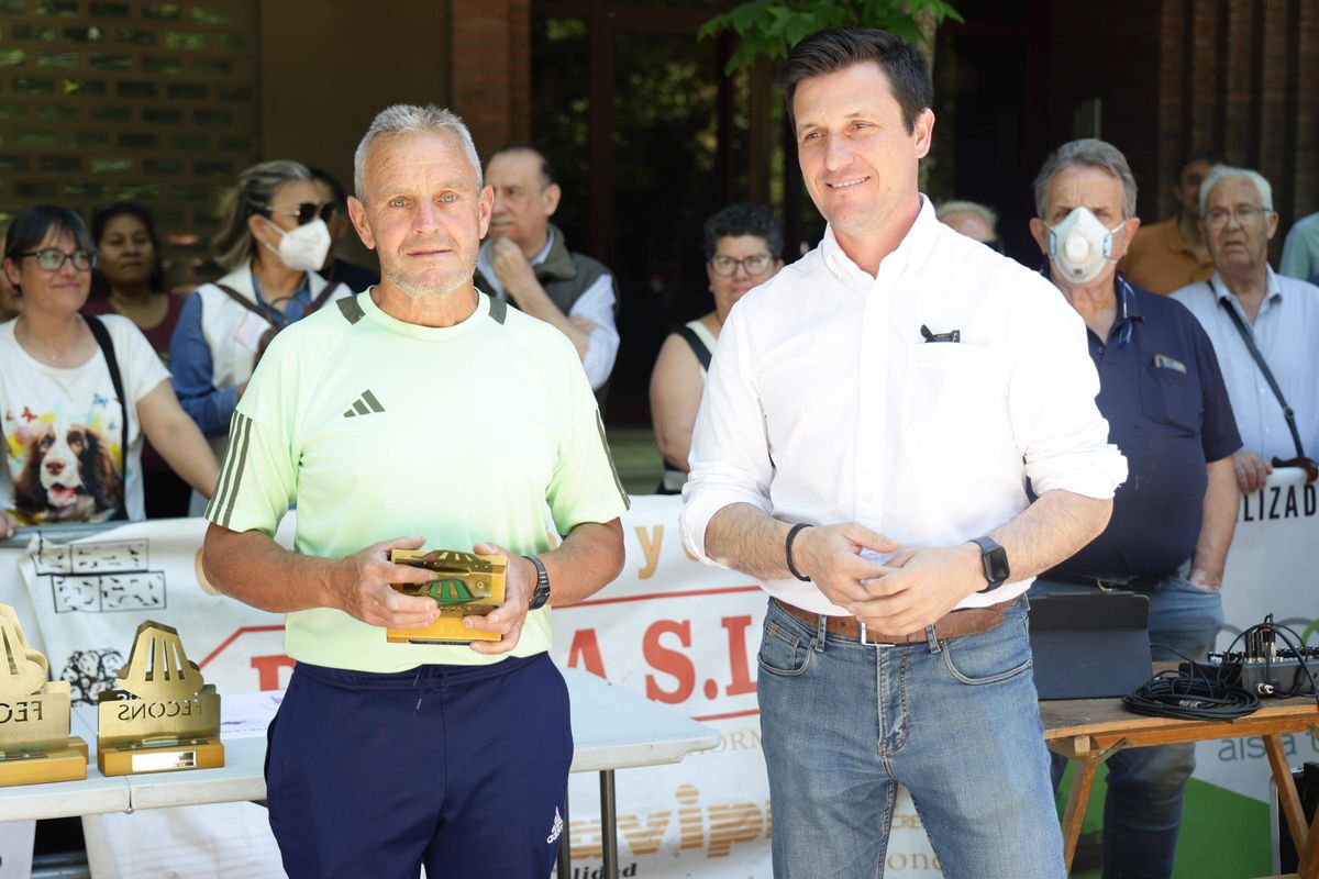 El diputado Luis Fernando García Nicolás entrega el tercer premio a la cuadrilla de Gabriel Morato y Juan Manuel Antunez.
