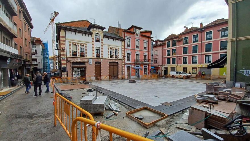 Obras en la zona de la plaza Álvaro González, con parte del adoquinado ya colocado.