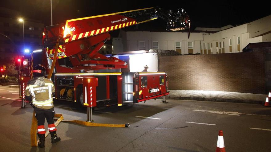 Un incendio en un cuadro eléctrico obliga a desalojar parte del Hospital Covadonga en Gijón