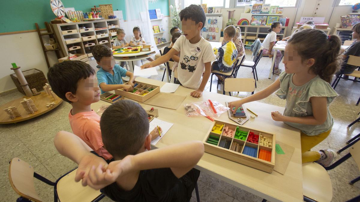 Aulas diáfanas, dinámicas que invitan al movimiento y con acceso directo al material para aprender