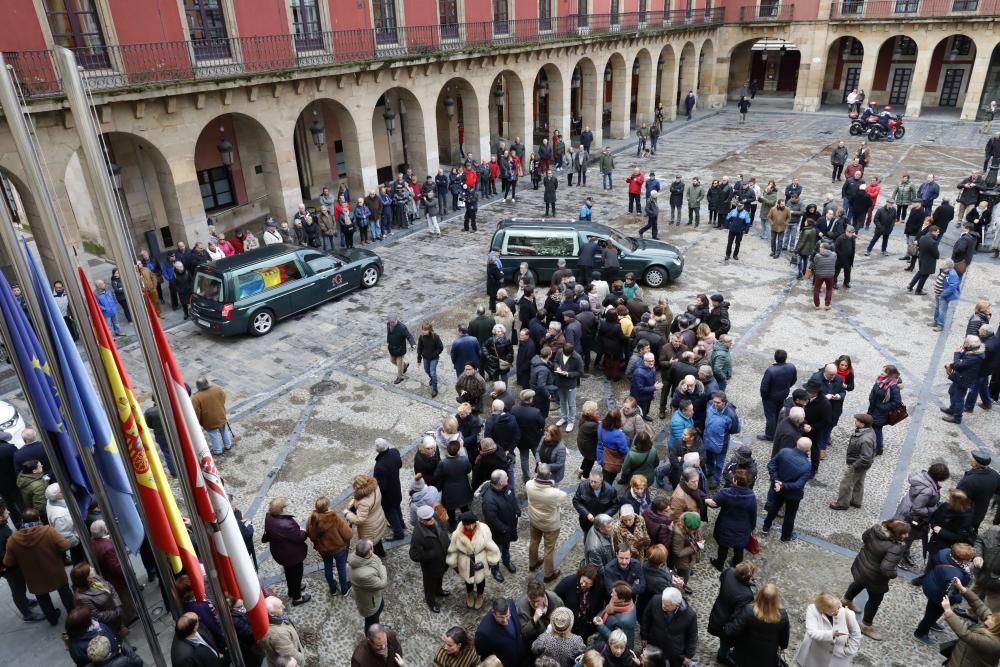 El féretro de Vicente Álvarez Areces llega al Ayuntamiento de Gijón