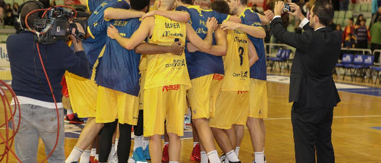 Los jugadores del Gran Canaria celebran la victoria en la cancha del Murcia.