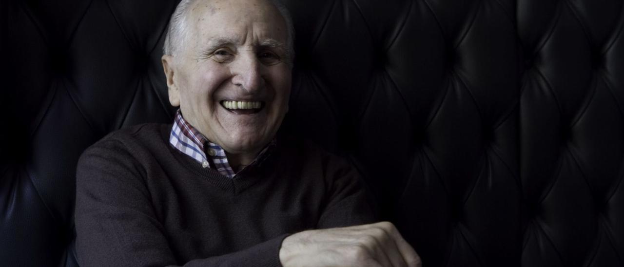 Casimiro Álvarez, posando en una cafetería el pasado 2015, con 90 años. | |  MARCOS LEÓN