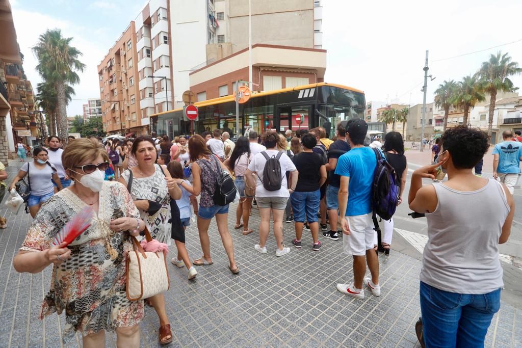 Colas en el bus de Alboraya por las obras del metro