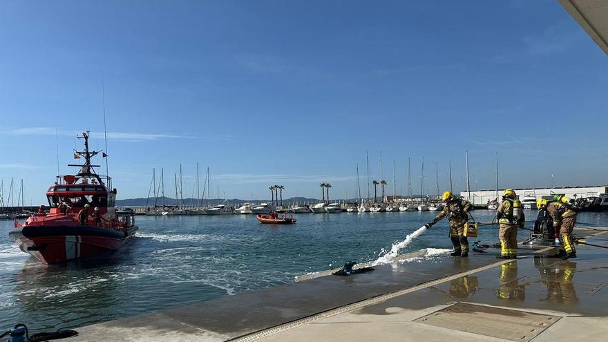 L'Estartit posa a prova la resposta a un incendi i una deflagració dins del port
