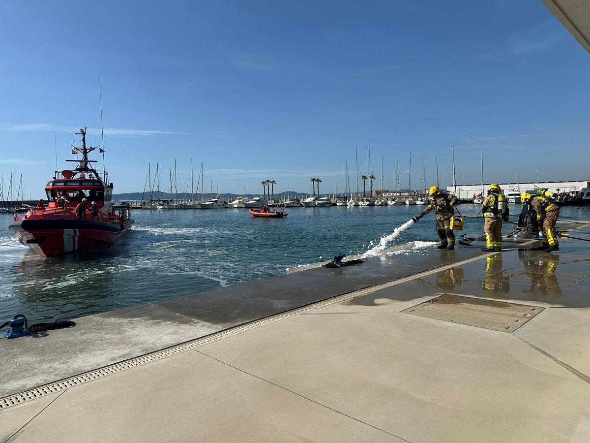 Un moment del simulacre al port de l'Estartit.