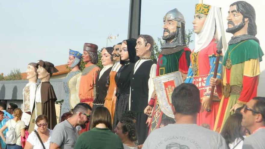 Grupo de gigantes y cabezudos presentes en el Encuentro de Villaralbo