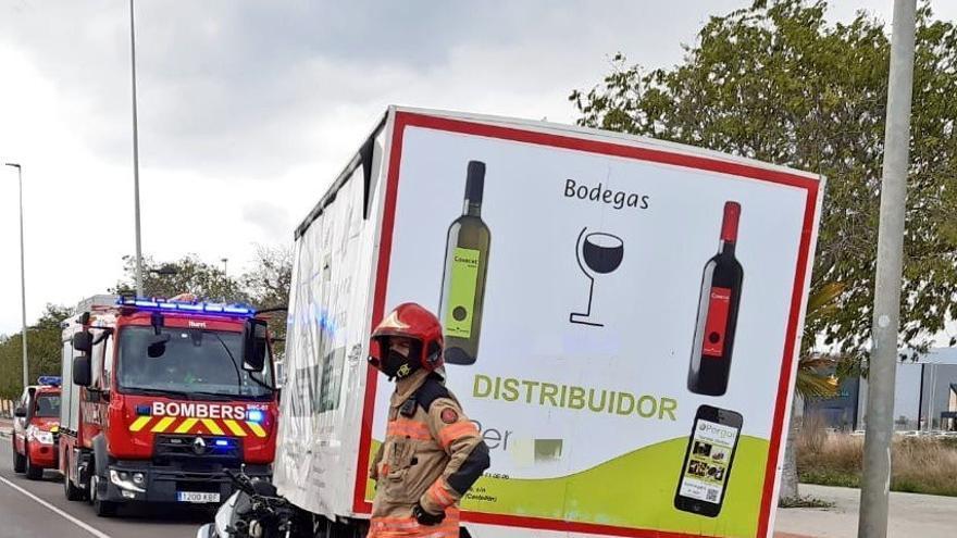 Imagen de bomberos en la avenida Hermanos Bou, tras el siniestro.