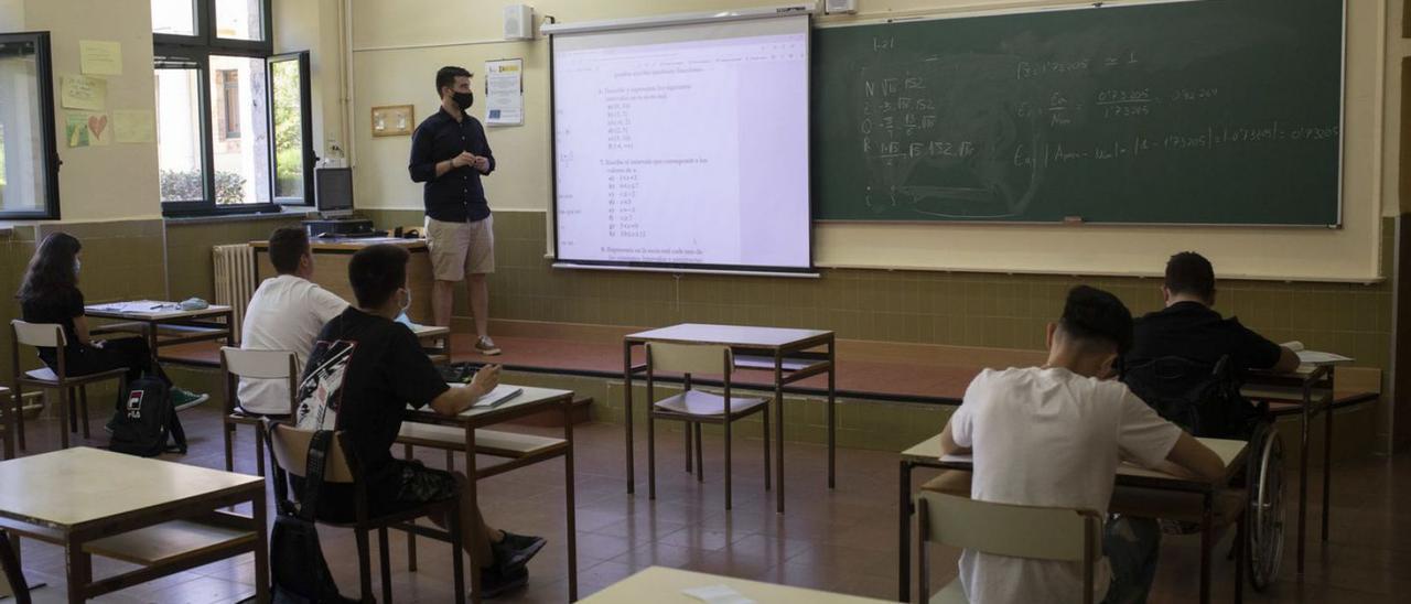 Alumnos zamoranos en una clase de refuerzo de matemáticas durante el verano. | E. F. (Archivo)