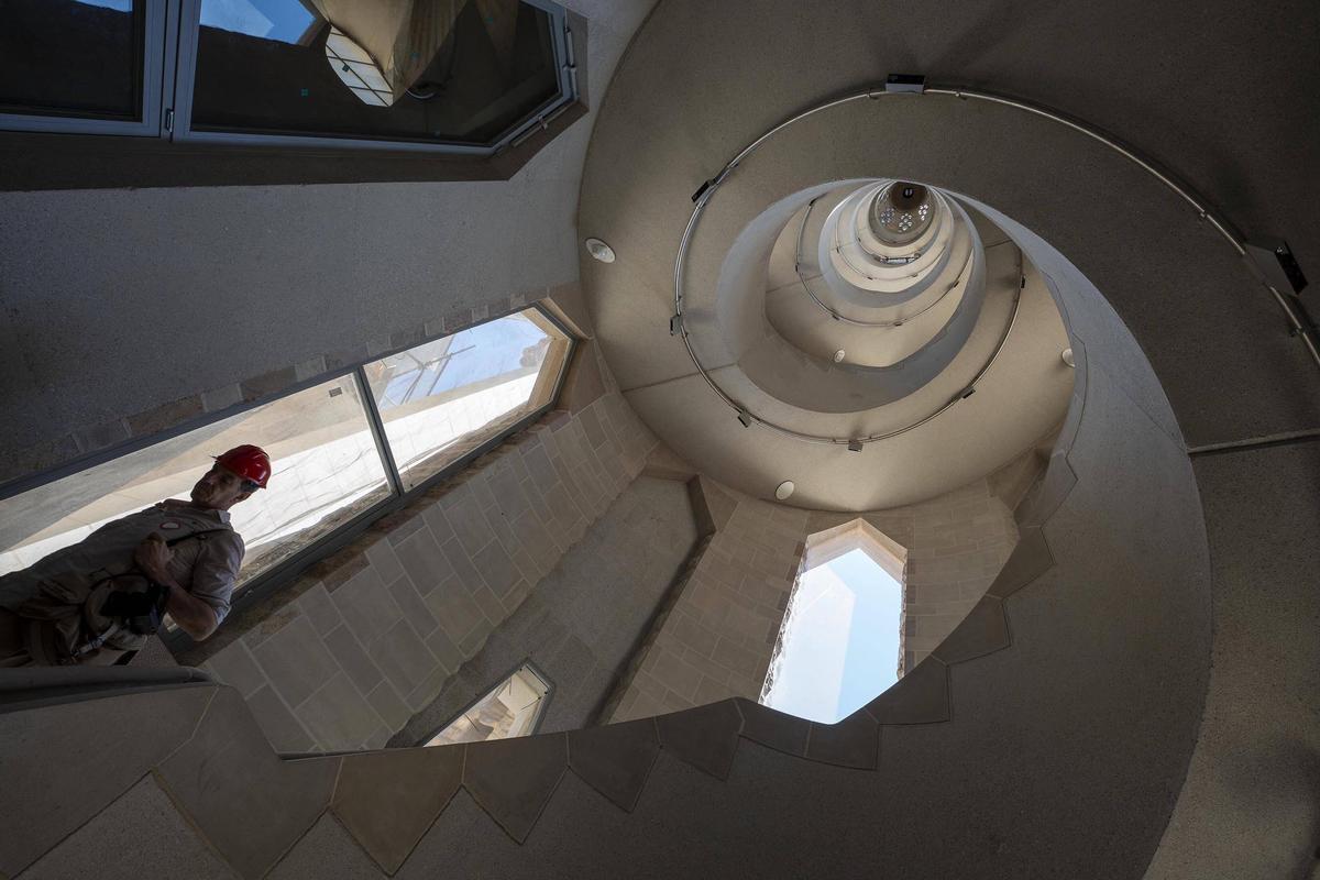 Interior de la Torre de Joan durante una visita para periodistas en el interior de la Sagrada Familia.