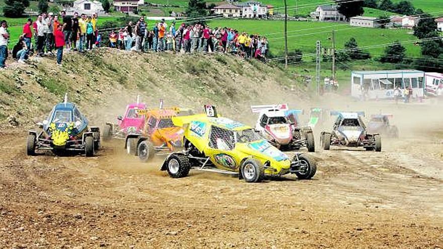 Varios coches negocian una curva de una manga de autocross.