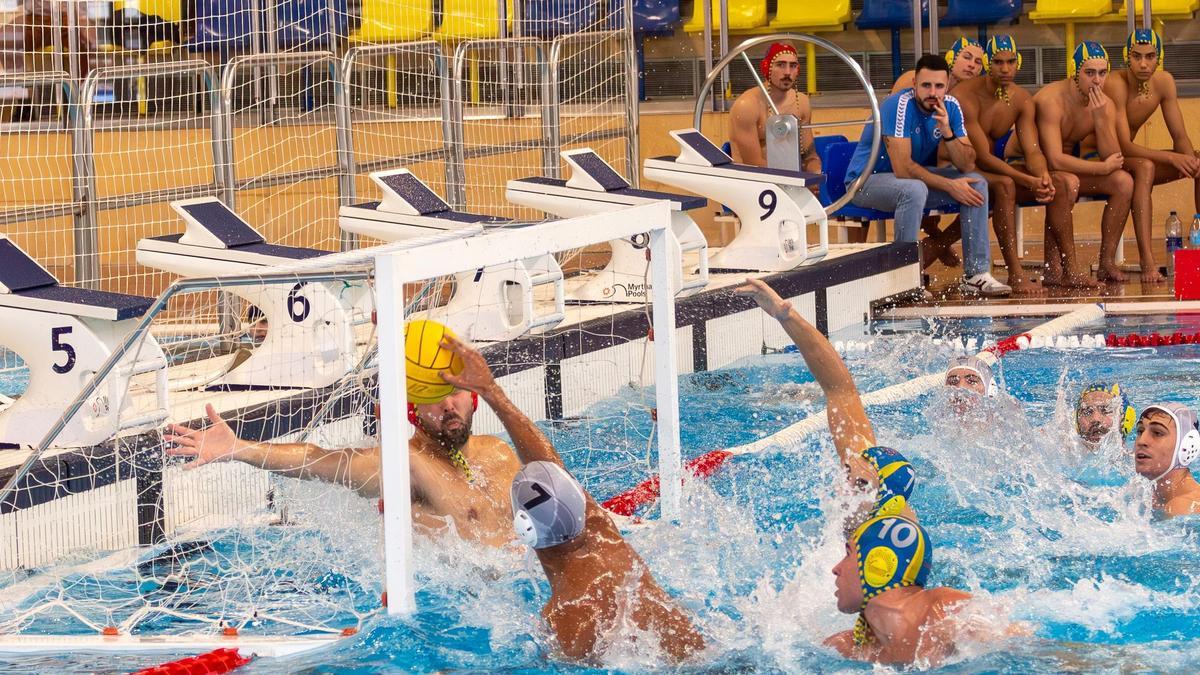 Imagen del partido disputado el pasado domingo en Son Hugo entre el CN ciutat y el Canoe