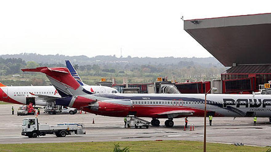 Aviones en el aeropuerto José Martín de La Habana.