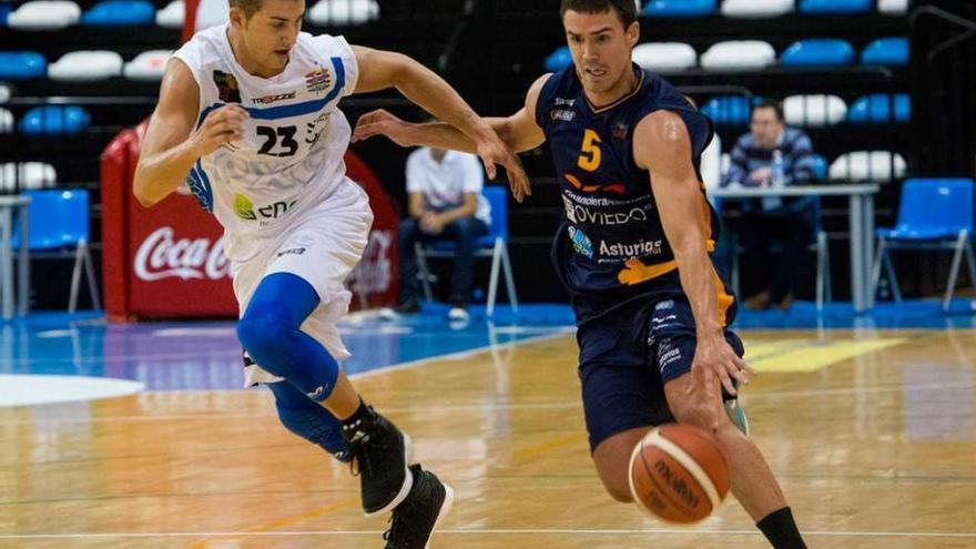 Dani Pérez bota el balón ante José Simeón.