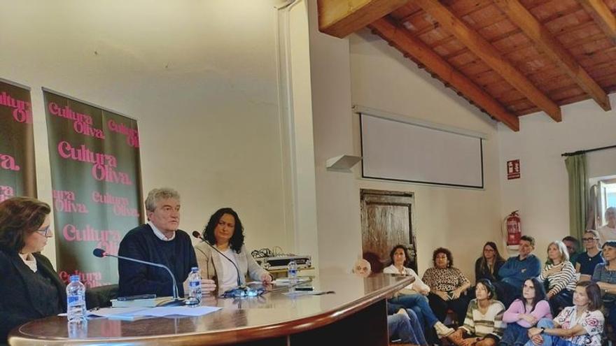 Guillermo Fesser destaca el papel crucial de España en la independencia de Estados Unidos durante su conferencia en Oliva