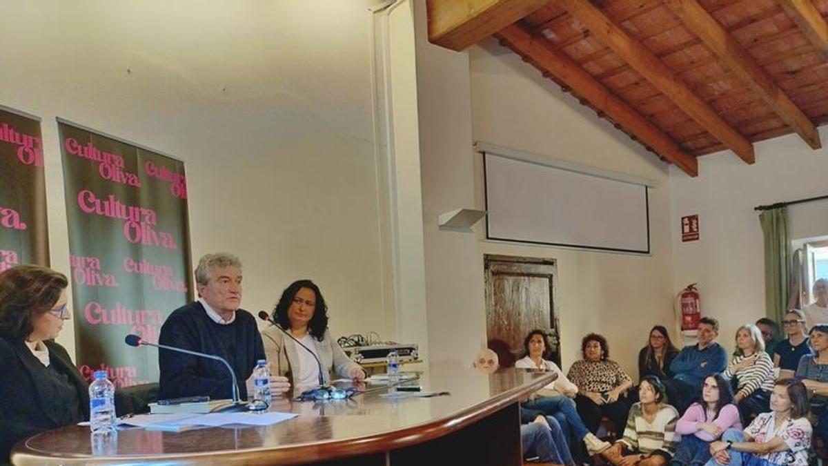 Charla del periodista Guillermo Fesser en Oliva.