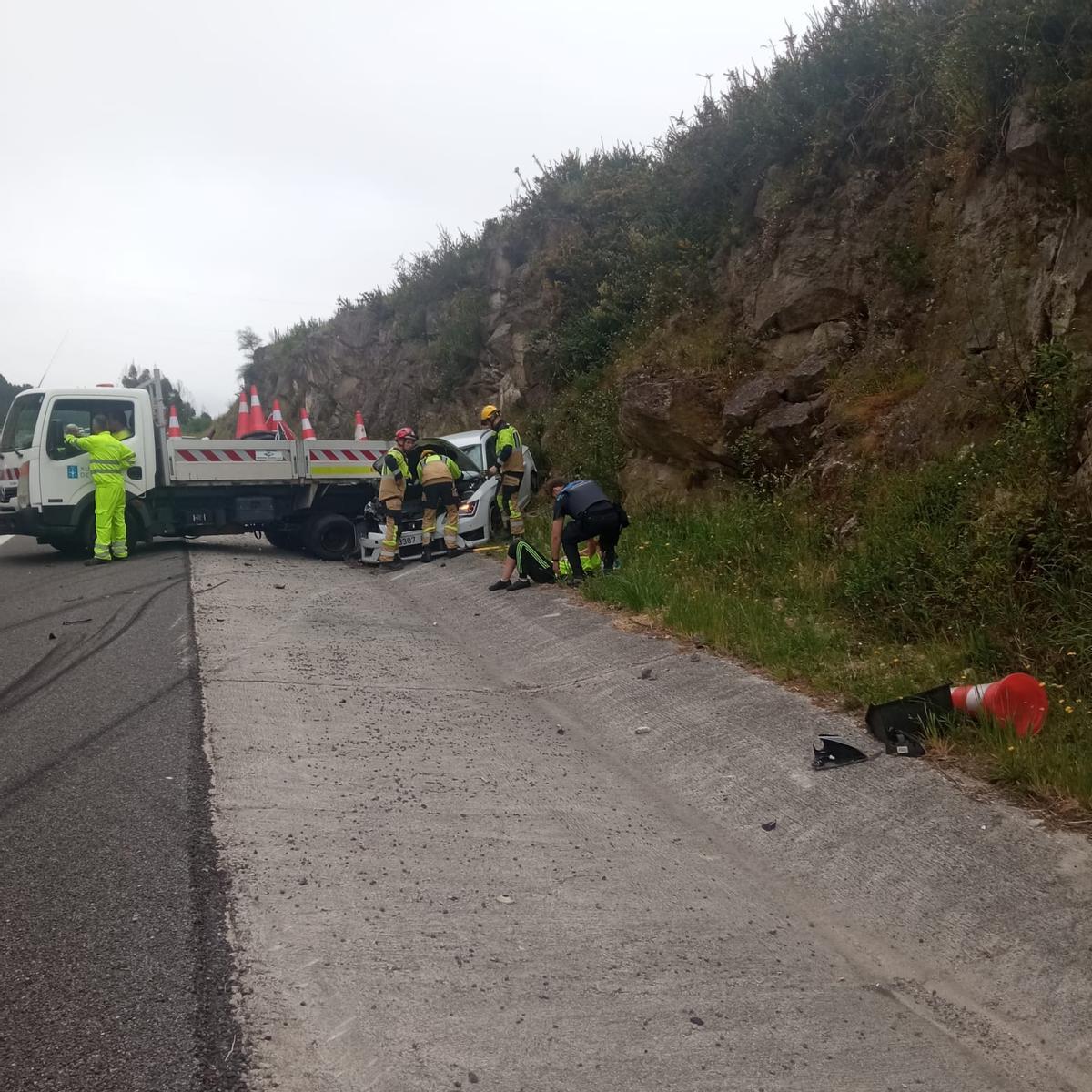 La camioneta en el lugar del accidente en la Autovía do Morarzo.