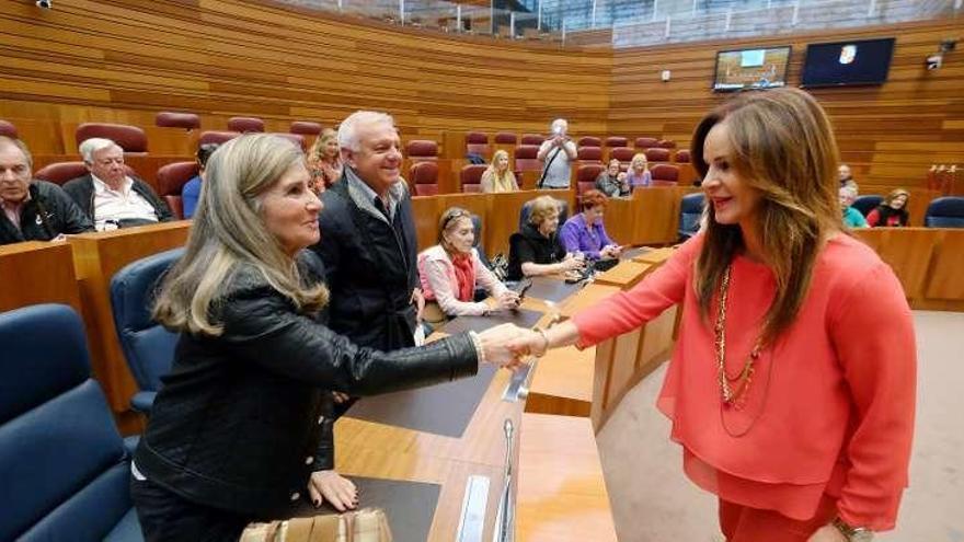 Silvia Clemente, derecha, saluda a los emigrantes asistentes.