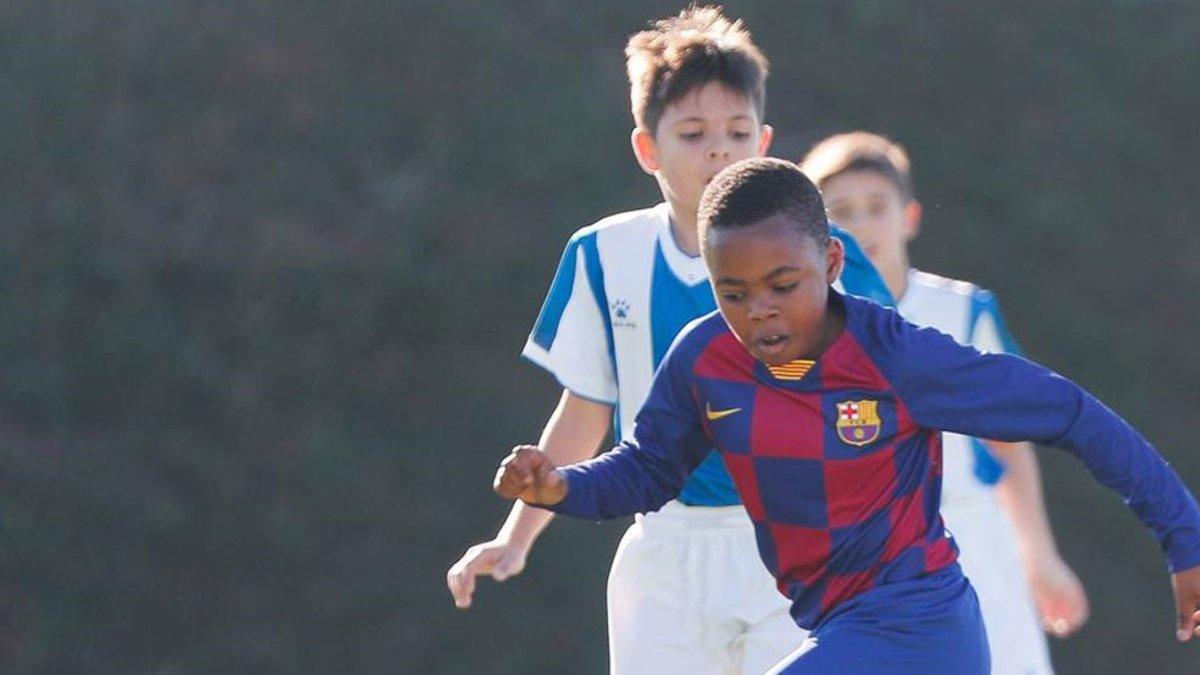 Un jugador de la cantera del Barça durante un derbi ante el Espanyol