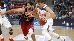 Doncic conduce el balón presionado por el azulgrana Perperoglou en un reciente Barça-Madrid