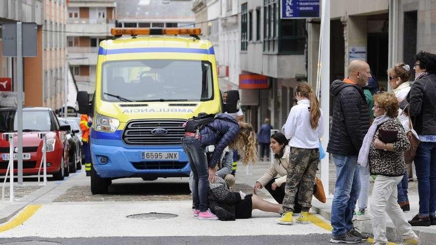 Una vecina se cayó ayer en la calle y (abajo), José Crespo Nardo y Seijas revisan el estado de las aceras. // Bernabé/Javier Lalín