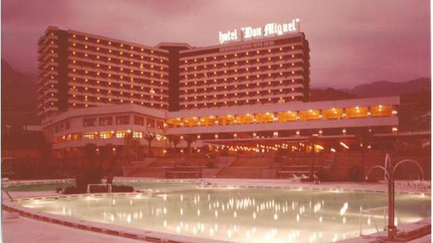 Imagen nocturna de las piscinas y del hotel Don Miguel.