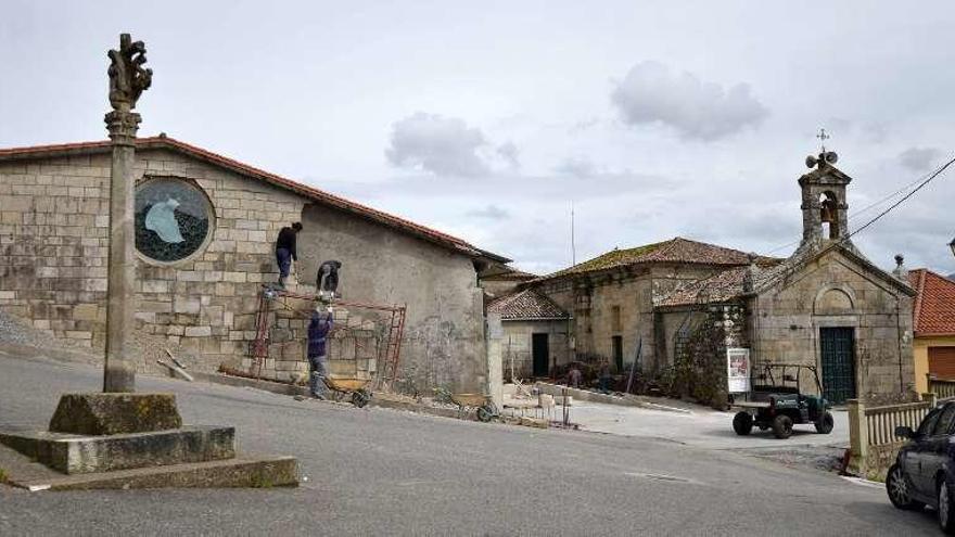 Las obras en el entorno de la iglesia de Raxó. // Gustavo Santos