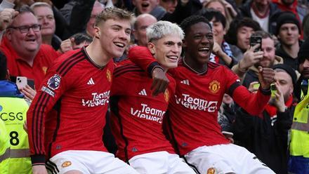 Rasmus Hojlund, Alejandro Garnacho y Kobbie Mainoo celebran un gol frente al West Ham