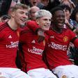 Rasmus Hojlund, Alejandro Garnacho y Kobbie Mainoo celebran un gol frente al West Ham