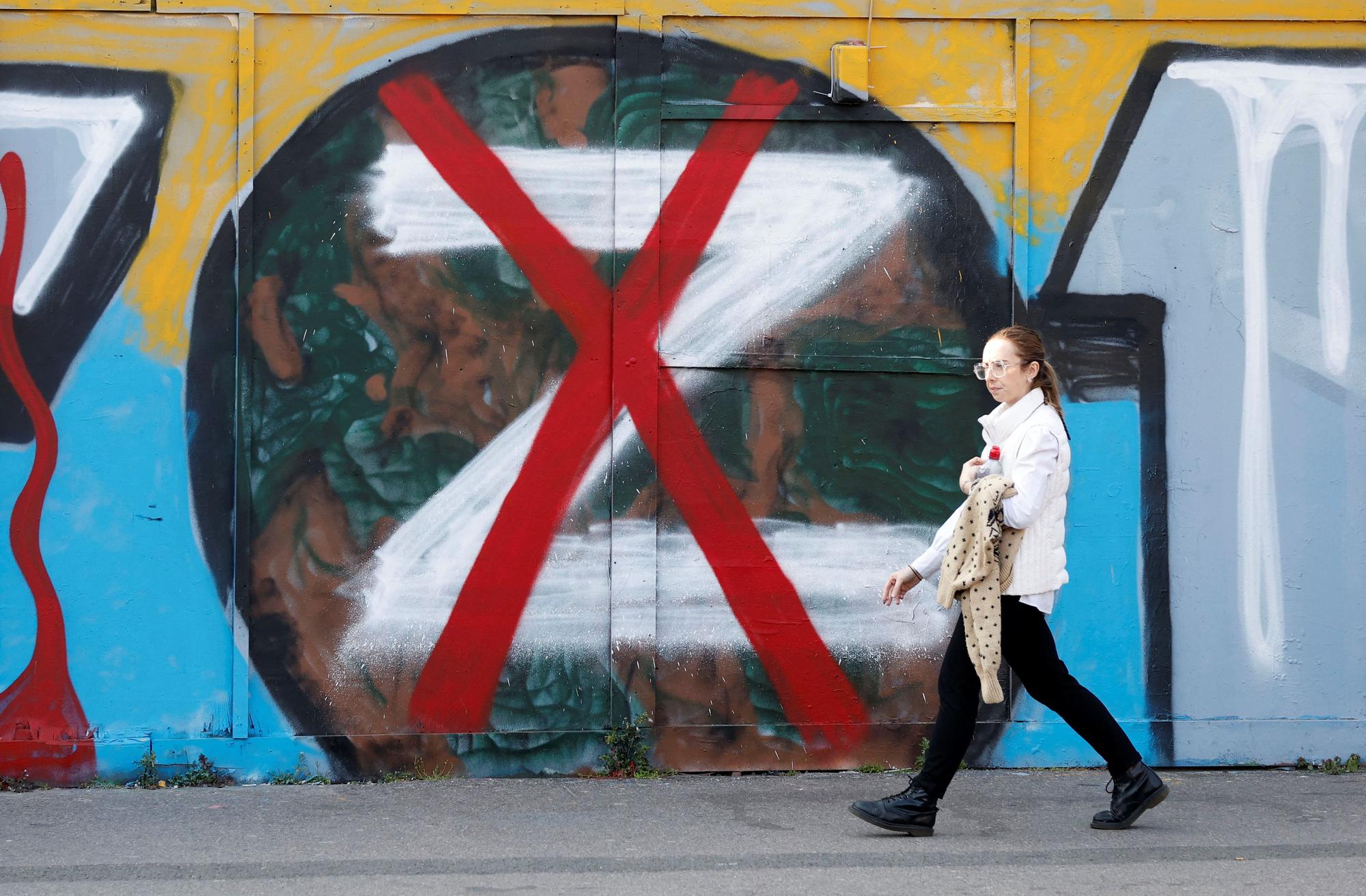Una mujer pasea delante de un mura con una 'Z', símbolo de la victoria de Rusia, en Londres.