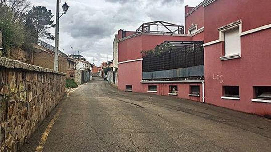 Imagen de la calle Fortaleza. Arriba se puede apreciar la valla y los tejados desde los que lanzan piedras.